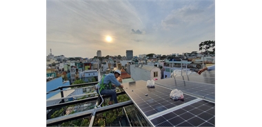 Điện năng lượng mặt trời ráp trên sân thượng của nhà ở dân dụng